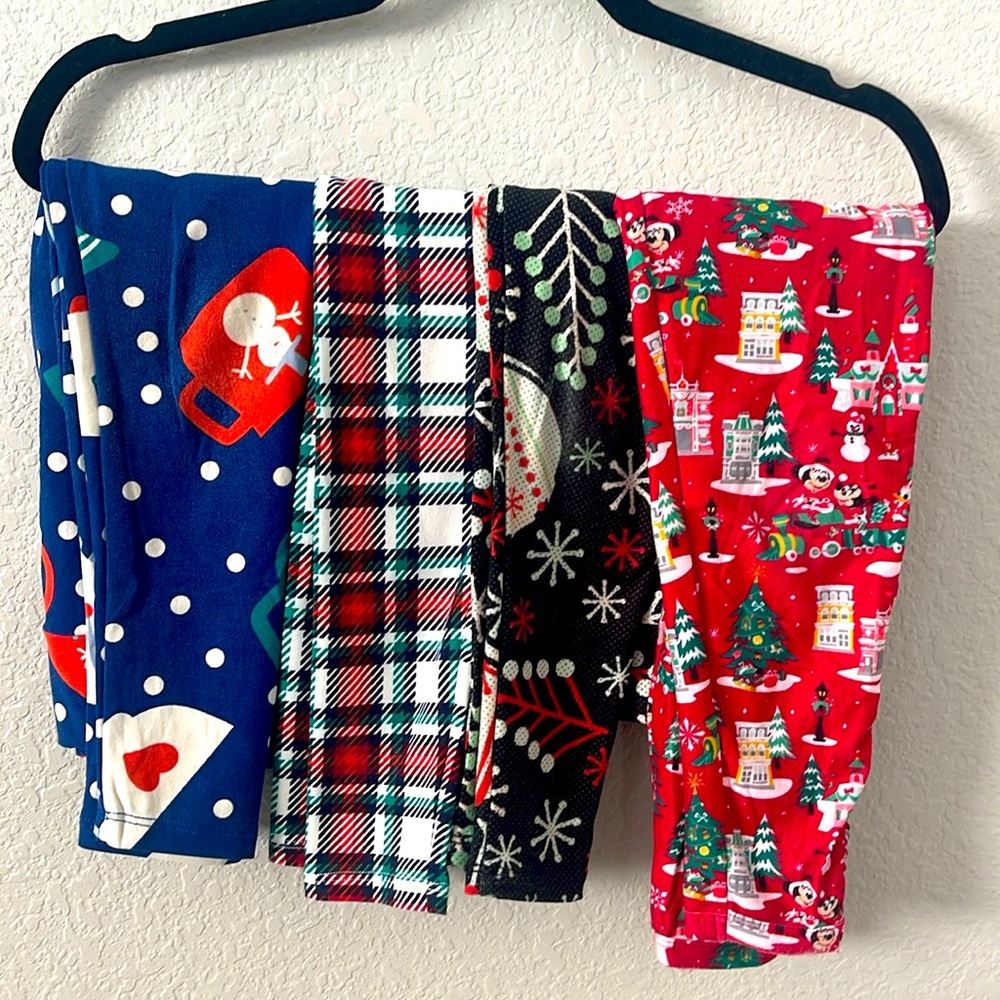 Girls holiday leggings. Lularoe and Disney. Xs/small/medium 
For sizes 4-7